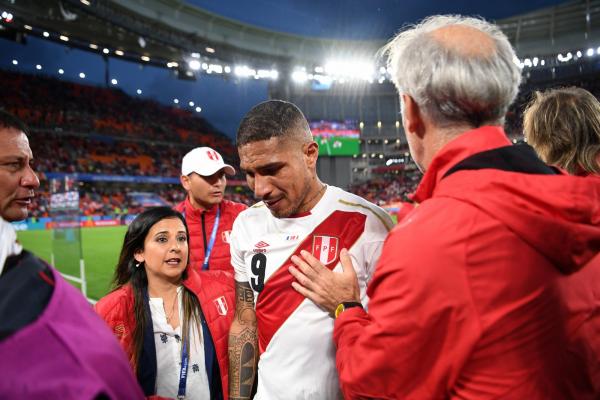 Desolado, Guerrero chora e faz pedido aos céus na eliminação da Copa 