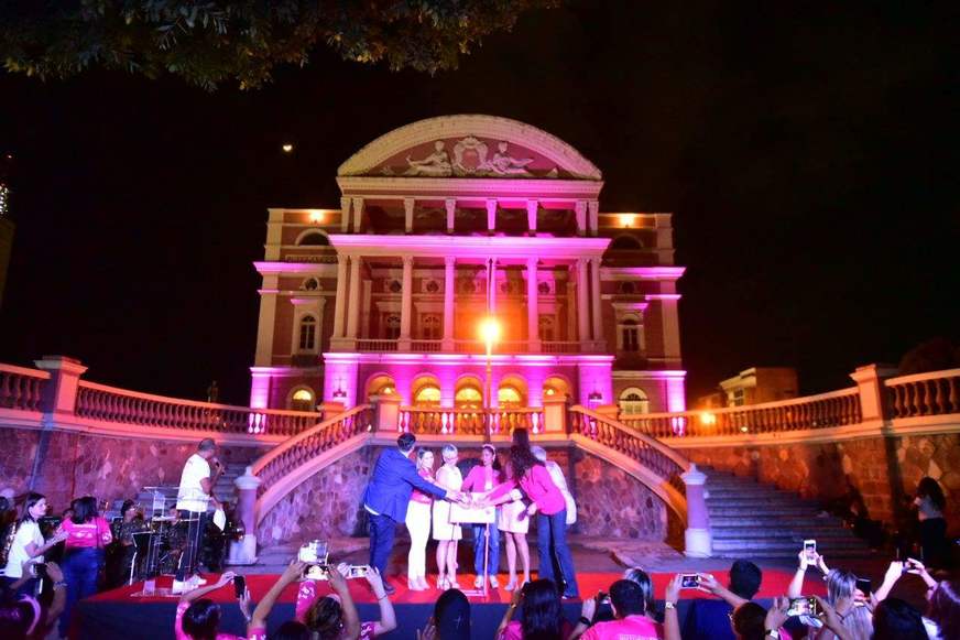 Teatro Amazonas ganha iluminação rosa e marca início de campanha no AM