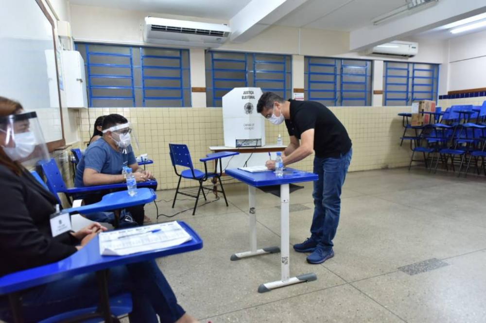 David Almeida vota na manhã deste domingo em escola da zona sul de Manaus