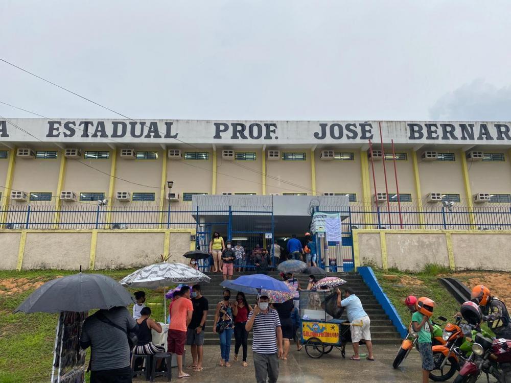 Mesmo com chuva, população vai às urnas para escolher novo prefeito de Manaus