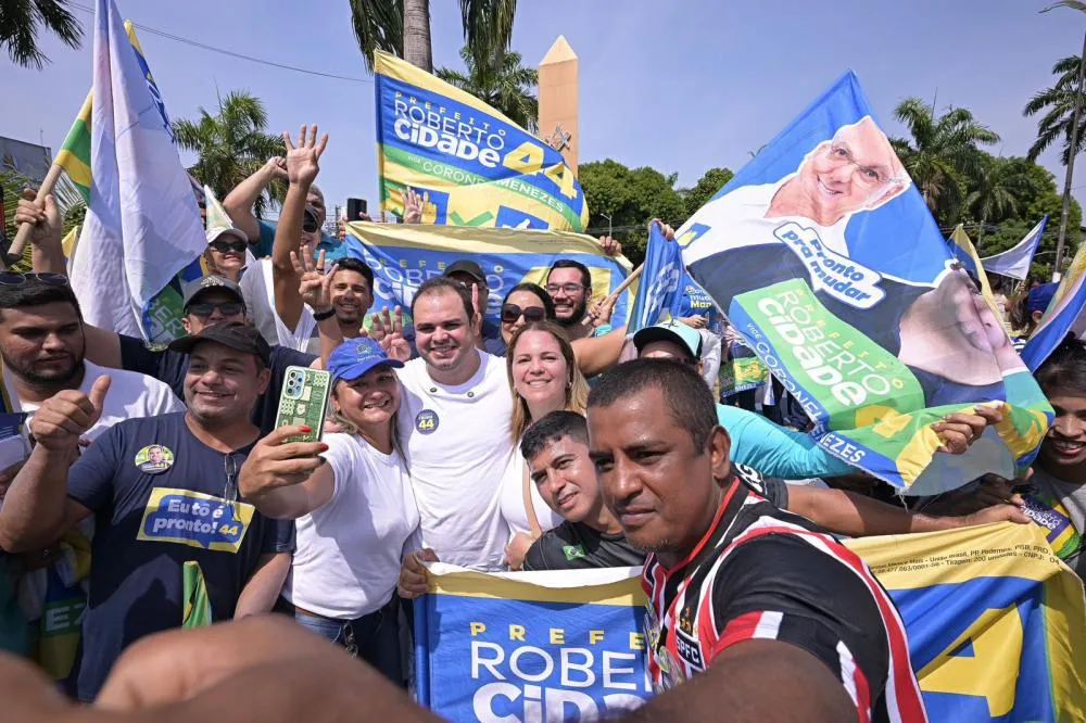 Roberto Cidade aproveita o sábado e faz 'Bandeiraço" em quatro bairros de Manaus