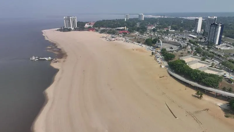 Ponta Negra é interditada para banho no rio Negro em virtude da forte estiagem que atinge Manaus