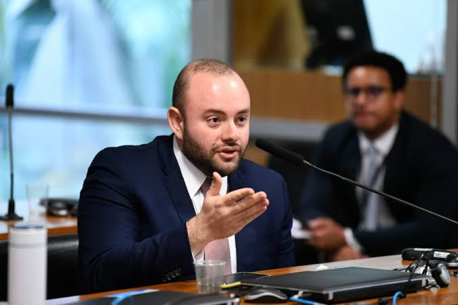 Fausto Júnior assina PEC para debater diminuição de escala de trabalho