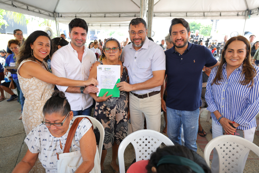 Governador Wilson Lima entrega títulos definitivos para moradores do Residencial Gilberto Mestrinho