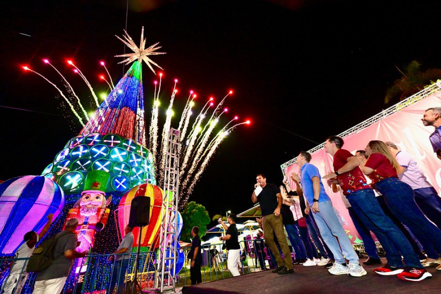 Prefeito David Almeida entrega Árvore de Natal de 30 metros de altura