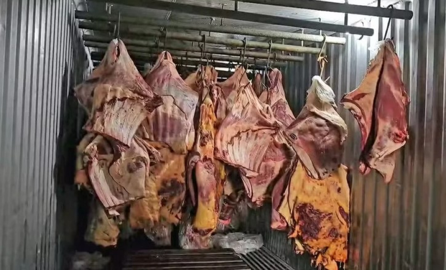 Carne estragada retirada de enchentes no RS foi comercializada para consumo humano