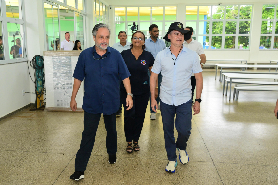 Prefeito David Almeida realiza entrega de alimentos para merenda escolar nas unidades da rede municipal