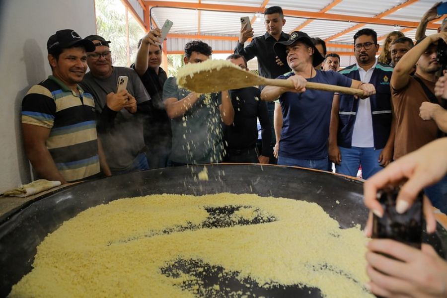 Prefeito David Almeida entrega casa de farinha no Ramal do Brasileirinho e beneficia 150 famílias