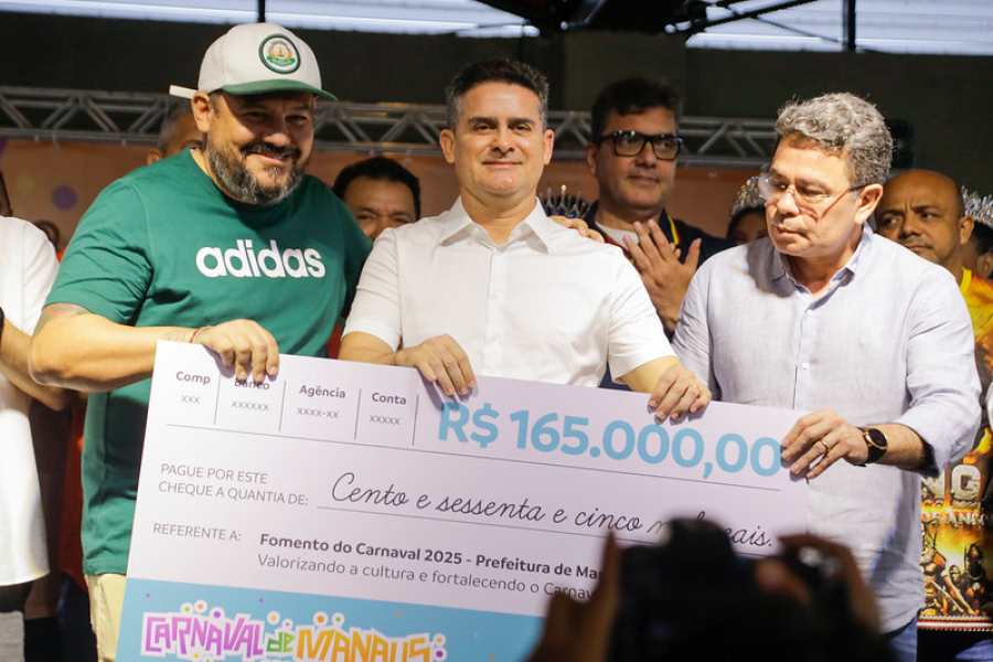 Prefeito David Almeida entrega fomento às escolas de samba e amplia investimentos no Carnaval 2025