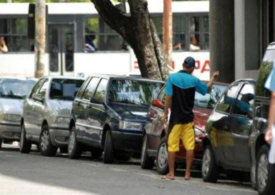 Projeto de lei torna crime de extorsão ação de flanelinhas