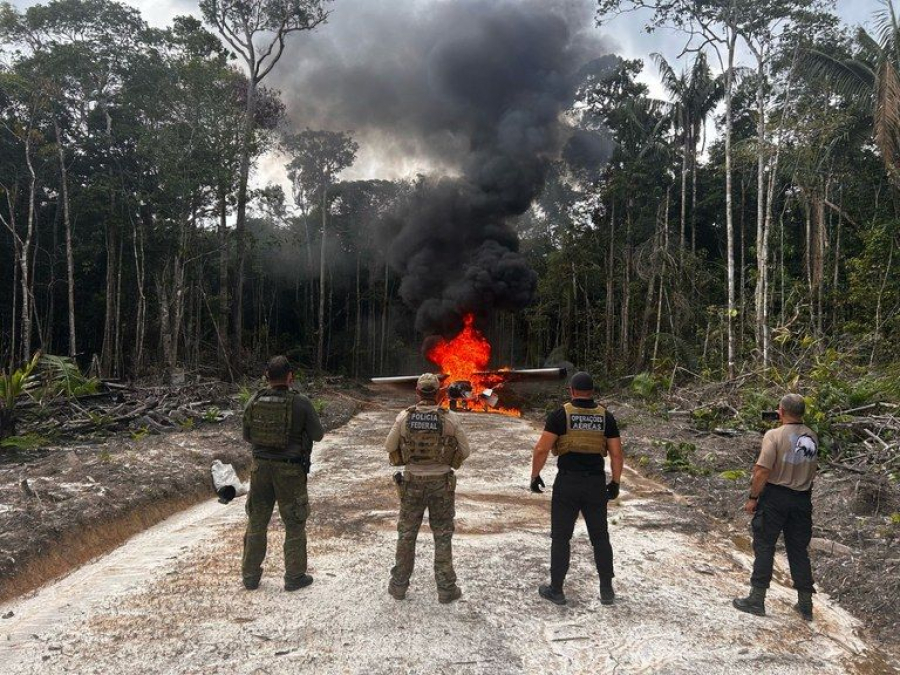 Aeronaves usadas no tráfico de drogas são destruídas pela PF no Amazonas