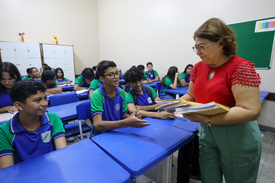 Wilson Lima anuncia pagamento de progressões a mais de 2 mil professores e pedagogos