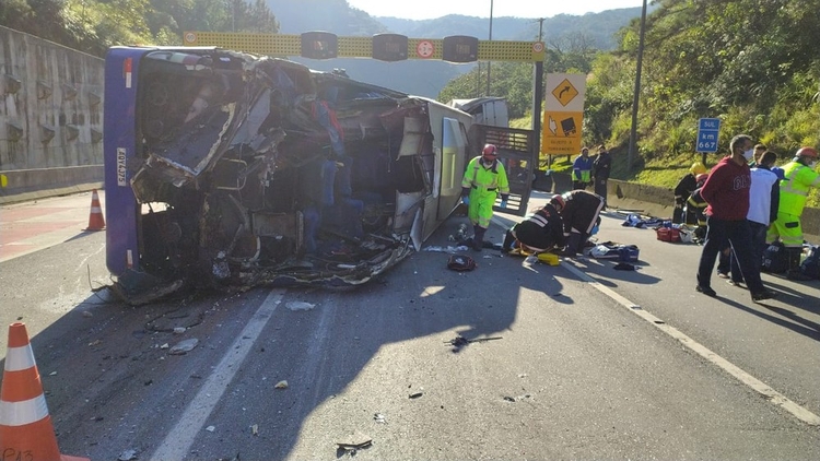 Acidente Com ônibus De Time De Futsal Deixa 2 Mortos E 21 Feridos