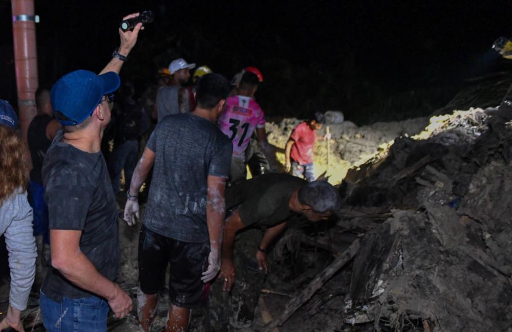 Deslizamento De Barranco Deixa Casas Soterradas E Pessoas Mortas Após Forte Chuva Em Manaus 